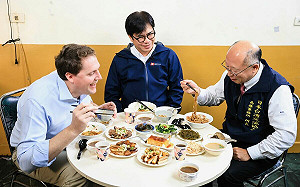 陳其邁帶路「美食會友」 張子霖、奧正史辣得過癮