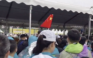 (影) 中國整個亂了! 多地爆維權抗議 要求還土地 廣東民眾佔領村委會大樓