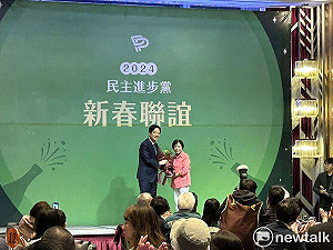 付出17年！民進黨清潔人員楊金杯將退休 賴清德春酒中獻花致謝