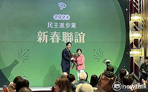 付出17年！民進黨清潔人員楊金杯將退休 賴清德春酒中獻花致謝