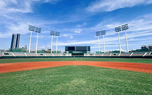 澄清湖棒球場內野「出土」寶特瓶 議員批「掉漆」、運發局扣罰廠商