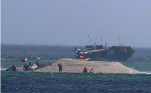 你退我就進! 中國才在鐵線礁秀五星旗宣示主權 菲律賓6人第二天就登島