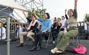 蔡英文赴高雄大港開唱　看百合花、苗可麗演出跟打拍子