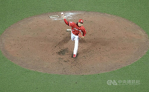 徐若熙破2.8萬人前先發好投 龍隊搶下大巨蛋首勝