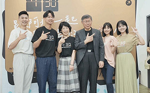 柯文哲賣「7:30」T恤 他翻出8年滿意度調查譏「沒有成績，只有成衣」