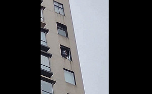 人間悲劇！中國重慶傳37歲女子砍傷婆婆 3歲幼子摔下22樓慘死