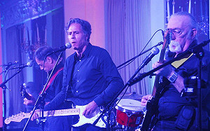 布林肯玩樂團玩到推動音樂外交 與林芳正琴逢對手