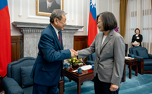 英國工黨訪台會見蔡英文　提噶瑪蘭威士忌讓人驚嘆