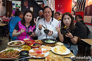 親嚐忠貞市場米干美食 張善政：龍岡米干食安絕對沒問題