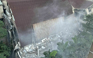 7.2大地震襲台！民眾直擊新北中和倉庫震垮「屋頂下滑」驚悚畫面