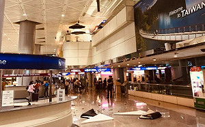  大地震全台有感！桃機二航廈「天花板掉落」驚險畫面曝光