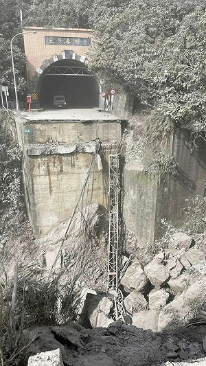 (影)403大地震》鄭文燦緊急調度花蓮運輸量能 鐵路、海運、空運3管輸下