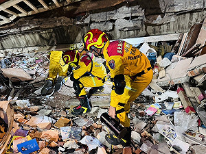 403大地震》花農女師回天王星大樓救貓遇坍塌！遺體運出師生不捨