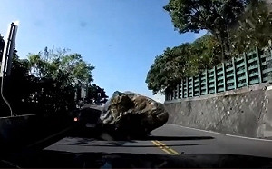 403花蓮大地震》蘇花公路駕駛瘋狂「倒退嚕」！大量落石掉落難躲 震撼影像曝