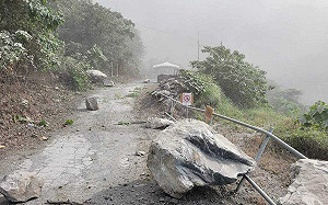 花蓮大地震》前一天才舉辦太魯閣事故追思會 隔天遭巨石砸毀 