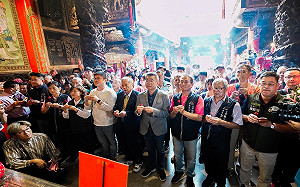 每年去鎮瀾宮好幾次！蔡其昌參拜大甲媽  籲個人信仰勿「扯東扯西」