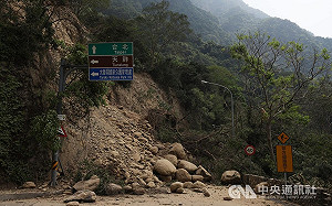 花蓮強震累積10死10失聯 縣內受損建物26件紅單