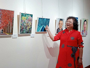 胡嘉蕙油畫個展緬懷父親百歲冥誕 家族捐10萬元賑花蓮災民