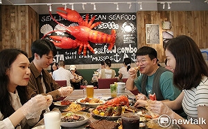 「海岸線美式海鮮」台中麗寶首展店 回收棧板再利用成木板牆