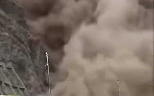 (影) 山崩灰塵蔽天! 雲南發生4.9級地震 中國宣稱無死傷 網友不買單