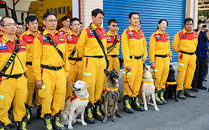 謝長廷認出搜救犬Roger領犬員 讚他第一線奮鬥20年