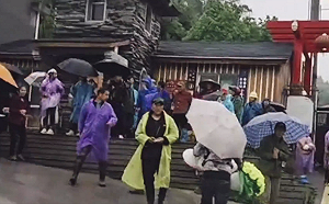 (影) 不准葬在先祖墓地? 湖南衡陽村民抬棺堵景區大門 與警爆衝突