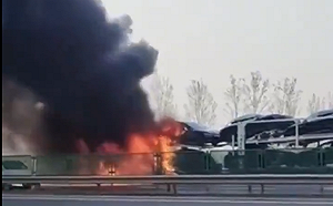 (影) 平均每天10輛自己燒起來! 中國電動車架恐怖 全新比亞迪運送途中竟自燃