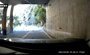 (影)花蓮強震山崩驚悚畫面曝！駕駛遇「落石雨」嚇傻