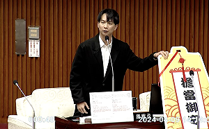 贈「平安符」、明天到期滴雞精 民眾黨團：蔣萬安蜜月期到此為止