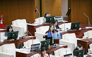 王世堅託她贈蔣萬安「沒傘的孩子」 陳怡君籲：拋棄國民黨舒適圈