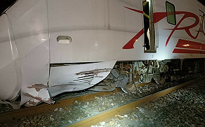 台鐵普悠瑪號撞落石車頭出軌! 和平站雙線交通中斷、乘客無人受傷