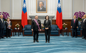 授勳予奧會主席林鴻道　蔡英文細數8年體育經費倍增、盼榮耀巴黎奧運