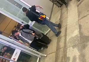 (影) 中共政權失能了!無天災意外 杭州南站人潮擠爆 民眾竟被逼砸門逃生