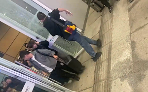 (影) 中共政權失能了！無天災意外 杭州南站人潮擠爆 民眾竟被逼砸門逃生