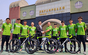 二代接班自創服飾品牌 劉柱均全力贊助在地運動選手為國爭光 