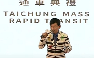 曾要藍綠政治人物維持和諧 中市府：黃子佼影像照片全下架