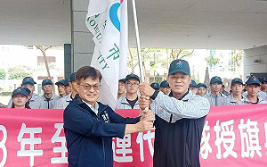 授旗高市全中運代表隊    謝文斌勉選手安心比賽再創佳績   