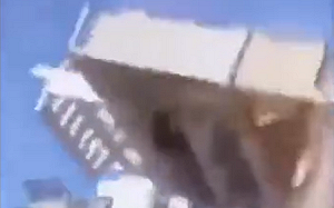 （影）豆腐渣工程害命? 傳南寧大樓頂部斷裂倒塌 民眾墜落 場面驚悚