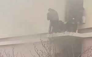 （影）青島學生宿舍火災 學生被逼擠門檐上逃生 學院竟謊稱消防演練