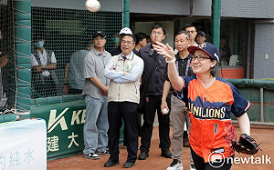 統一獅推出臺南400主題週  黃偉哲陪蕭美琴為獅鷹大戰開球