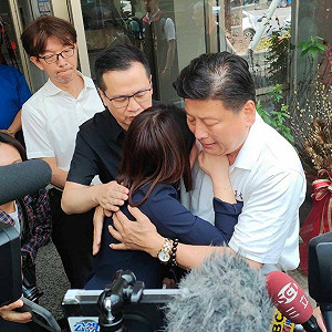 曾哭喊「老公涉案就離婚」郭國文諷:有人要推薦離婚律師給徐巧芯嗎?