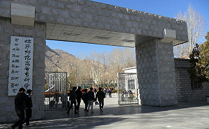 西藏暴力鎮壓！上百警察鎮壓拉薩師專靜坐抗議學生 傳20多人死亡