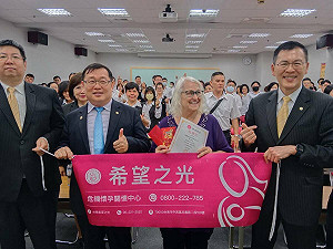 高雄不動產仲介商義賣做公益 捐助台南基督教希望之光會