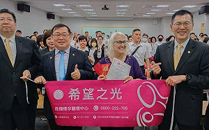 高雄不動產仲介商義賣做公益 捐助台南基督教希望之光會