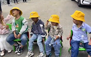 (影) 最小的堵路維權者! 成都幼稚園學童為了能上學馬路坐一排