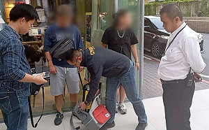 行李箱變詐騙基地台！兩華人對附近手機發送簡訊騙密碼  遭泰警逮捕