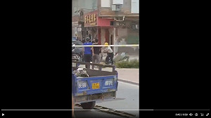 中共公權力受嚴重挑戰! 駕車猛撞拆遷隊、雙刀大媽砍警、公安還被丟石塊