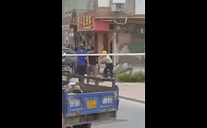 中共公權力受嚴重挑戰! 駕車猛撞拆遷隊、雙刀大媽砍警、公安還被丟石塊