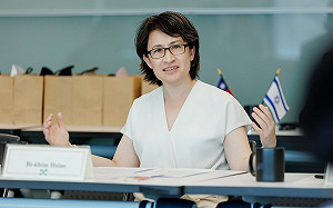 蕭美琴接見以色列訪團 贈花東小農紅藜、蜜香紅茶