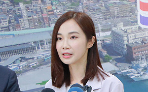 楊寶楨任基隆政策推廣大使 王義川曝：投標廠商只有她 遭酸厲害耶寶寶